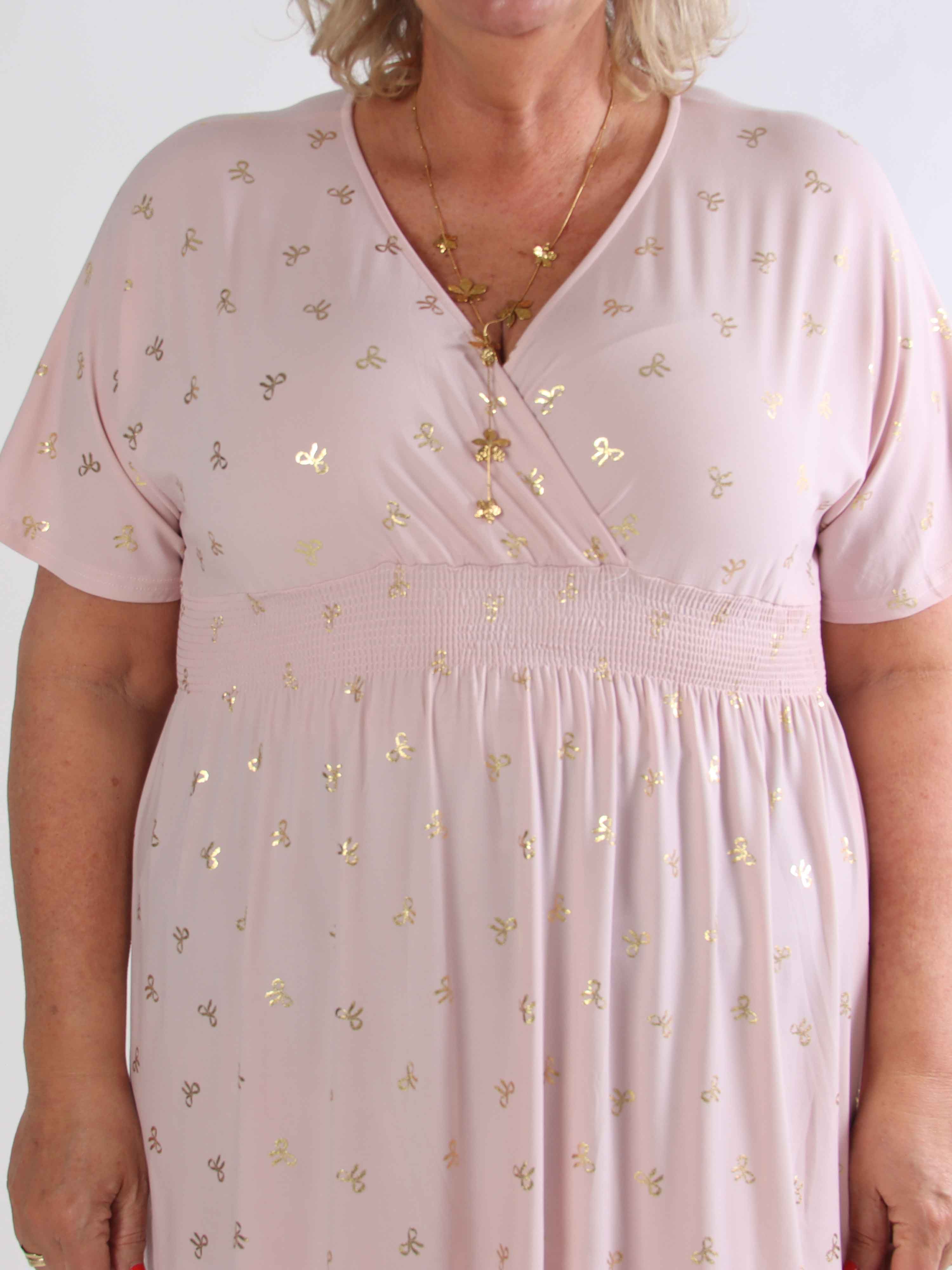 Pams Gold Bow Short - Plus size kjole med smock i livet og fine guld sløjfer